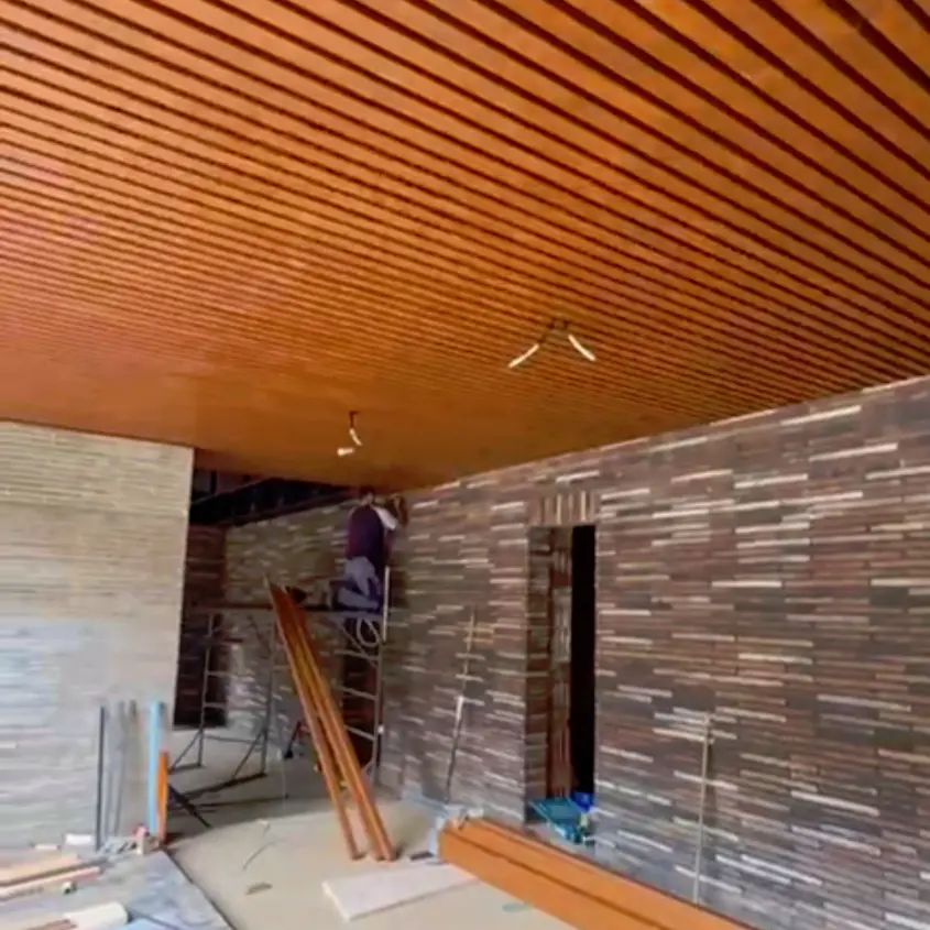 Фото 3 стальная рейка Кедр Темный Дуб 3D на потолке гаража частного дома