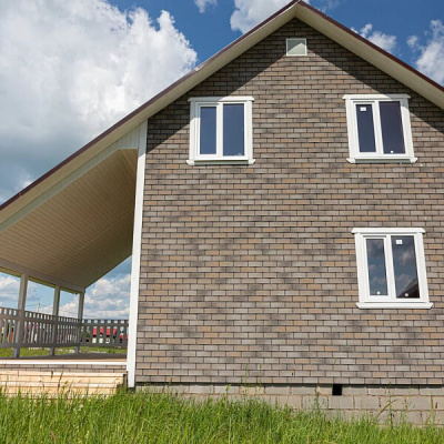 Фaсадная плитка Hauberk коллекция Кирпич цвет Серо-Бежевый на фасаде дома фото 1